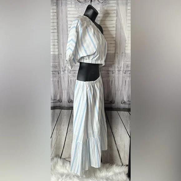 And now this off the shoulder dress - Picture 12 of 12